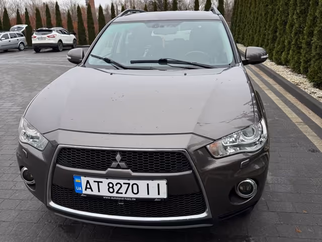Mitsubishi Outlander - фото 1