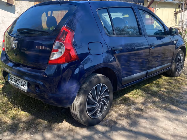 Dacia Sandero - фото 1