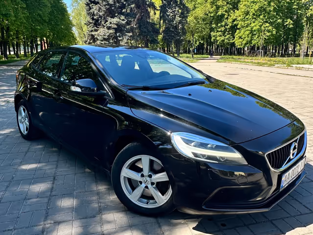 Volvo V40 - фото 1