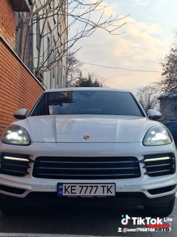 Porsche Cayenne - фото 1