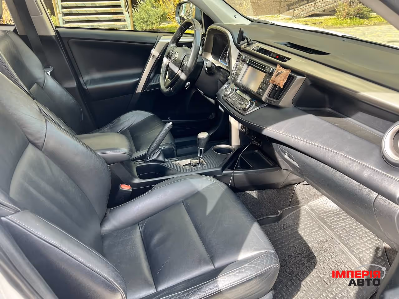 Toyota RAV4 - фото 4