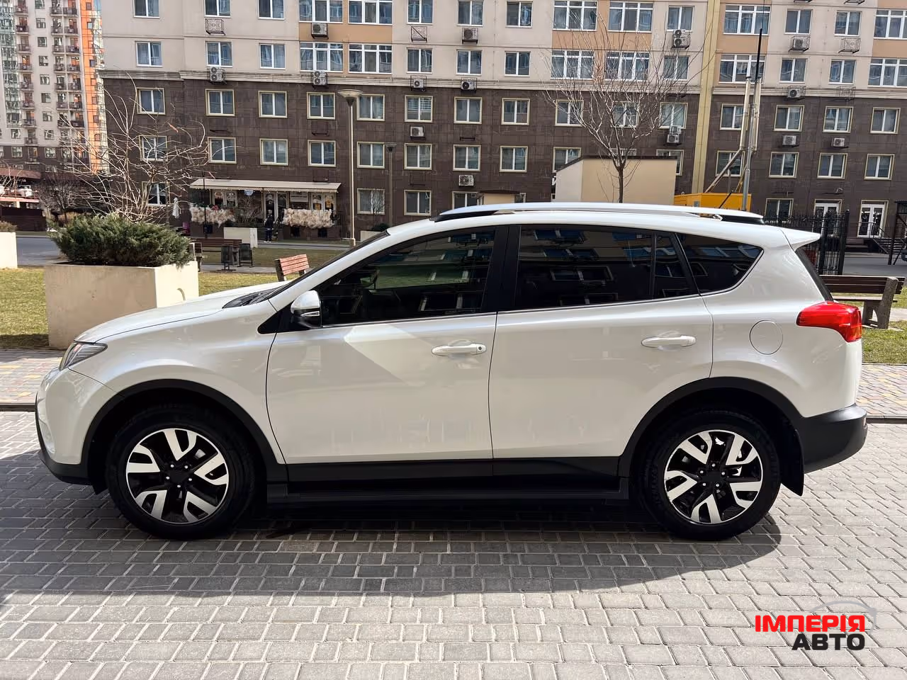 Toyota RAV4 - фото 2