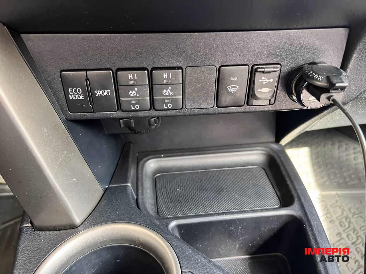 Toyota RAV4 - фото 7