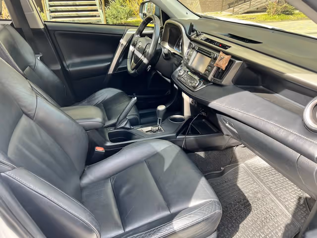 Toyota RAV4 - фото 4