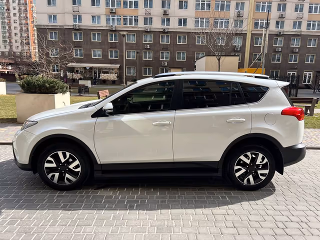 Toyota RAV4 - фото 2