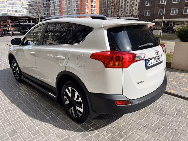 Toyota RAV4 - фото 3