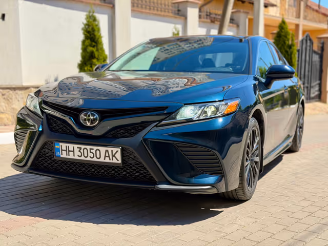 Toyota Camry - фото 1