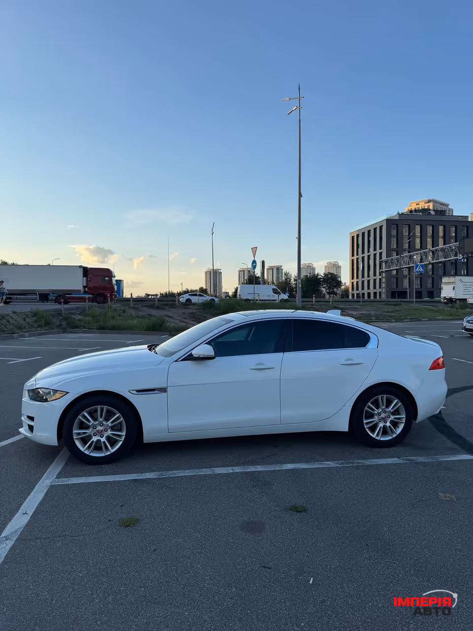 Jaguar XE - фото 3