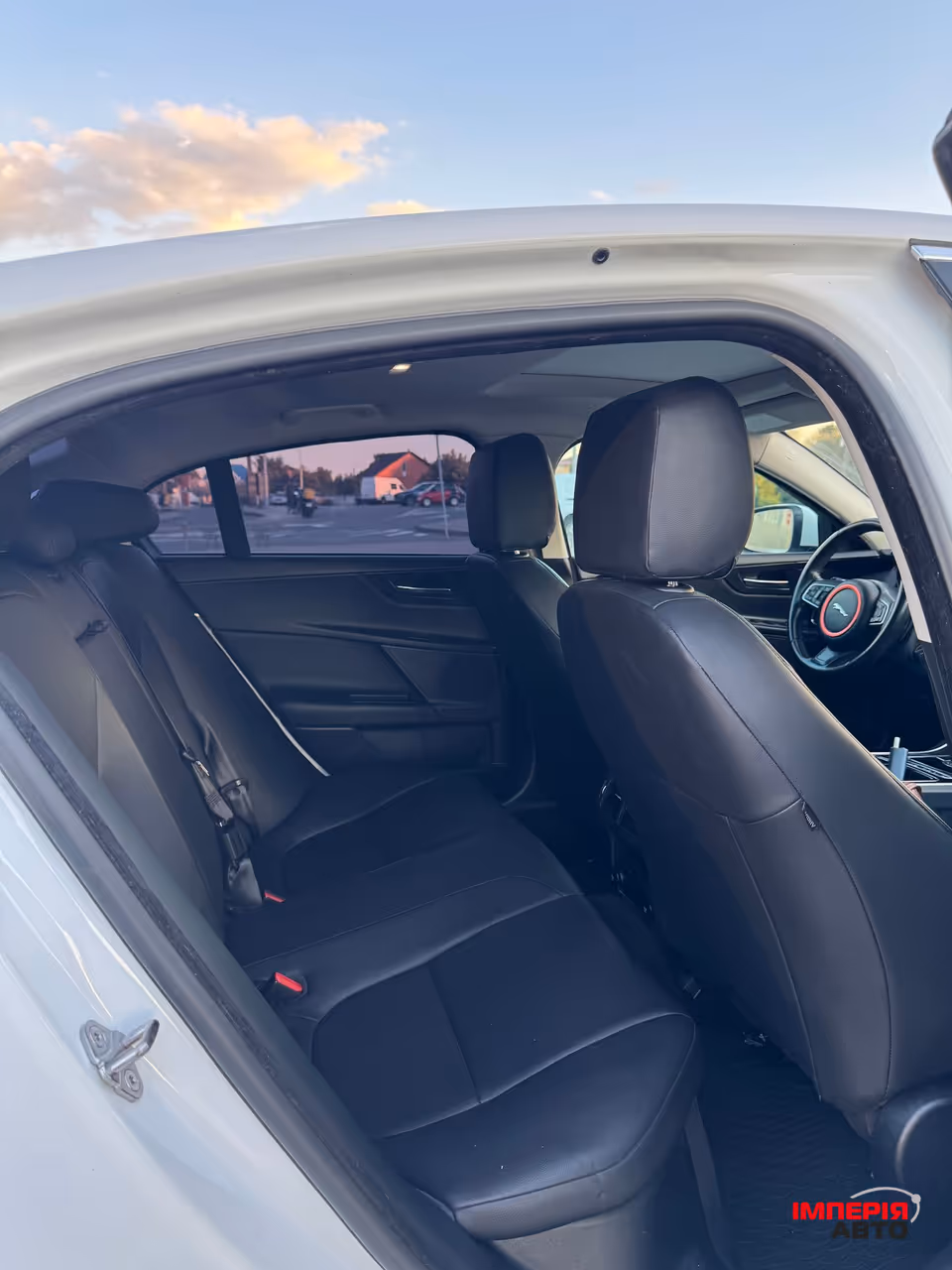 Jaguar XE - фото 10