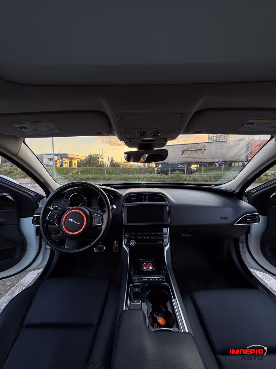 Jaguar XE - фото 8