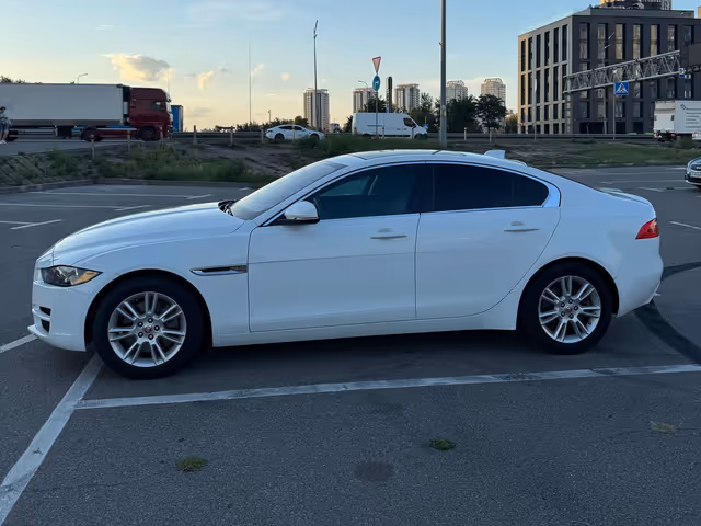 Jaguar XE - фото 3