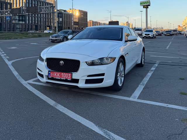 Jaguar XE - фото 2
