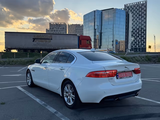 Jaguar XE - фото 4