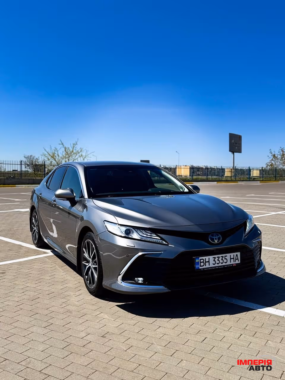 Toyota Camry - фото 1
