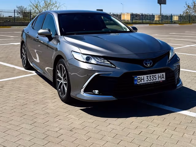 Toyota Camry - фото 1