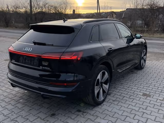 Audi e-tron - фото 5