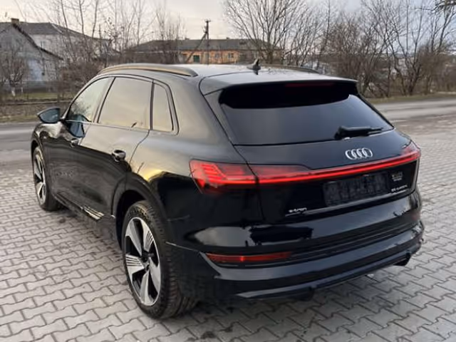 Audi e-tron - фото 4