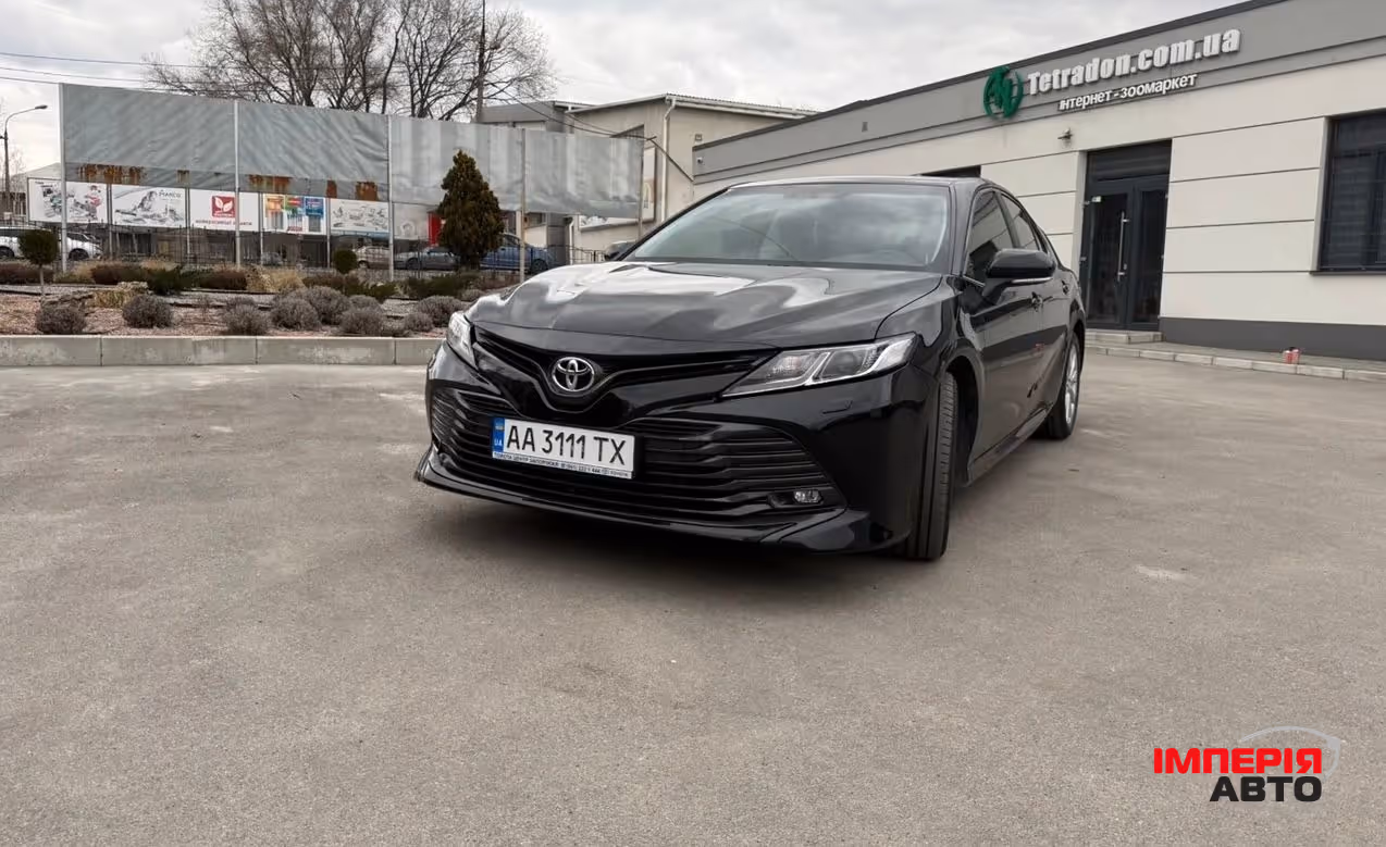 Toyota Camry - фото 1