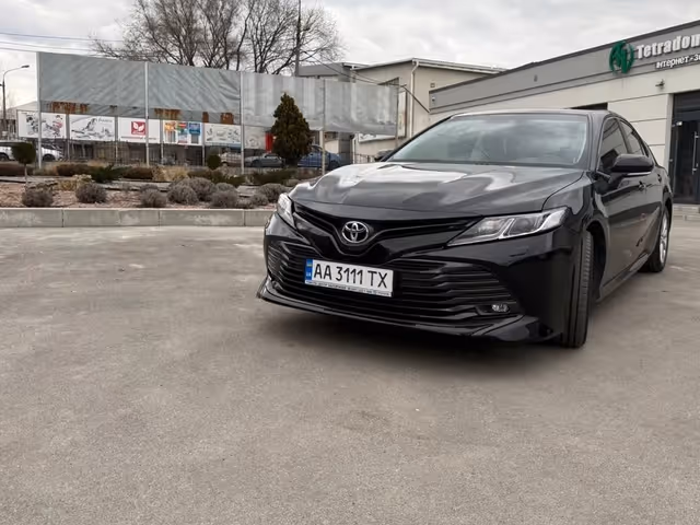 Toyota Camry - фото 1