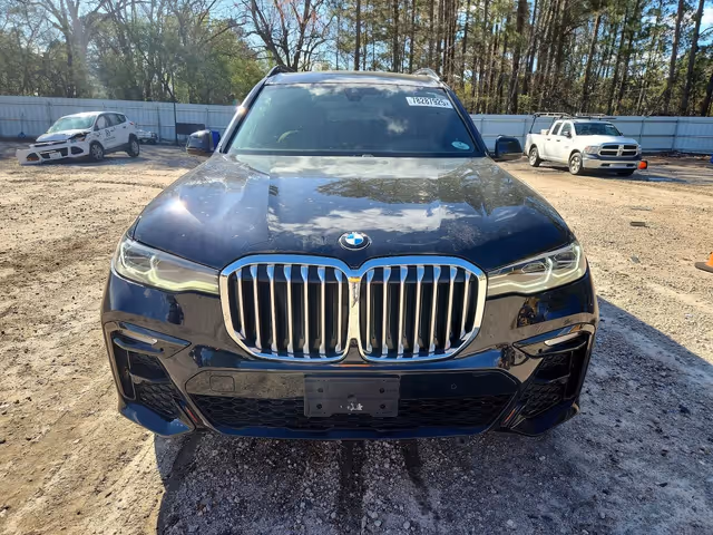 BMW X7 - фото 1