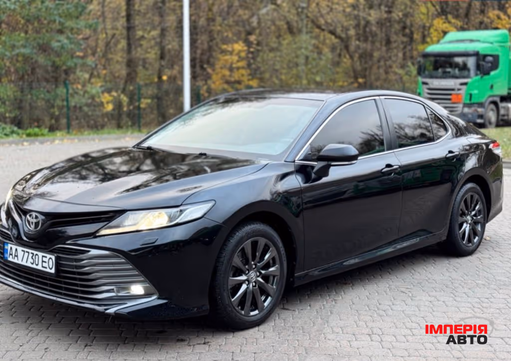 Toyota Camry - фото 1