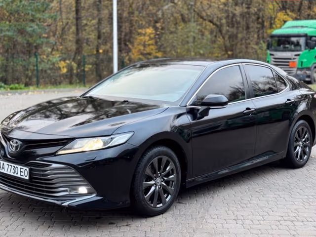Toyota Camry - фото 1