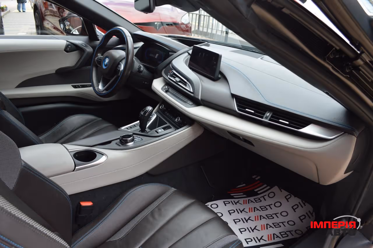 BMW i8 - фото 7