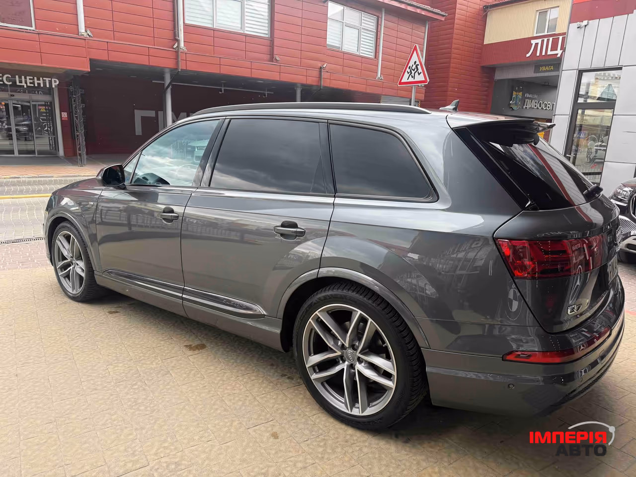 Audi Q7 - фото 8