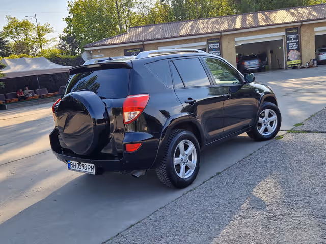 Toyota RAV4 - фото 4