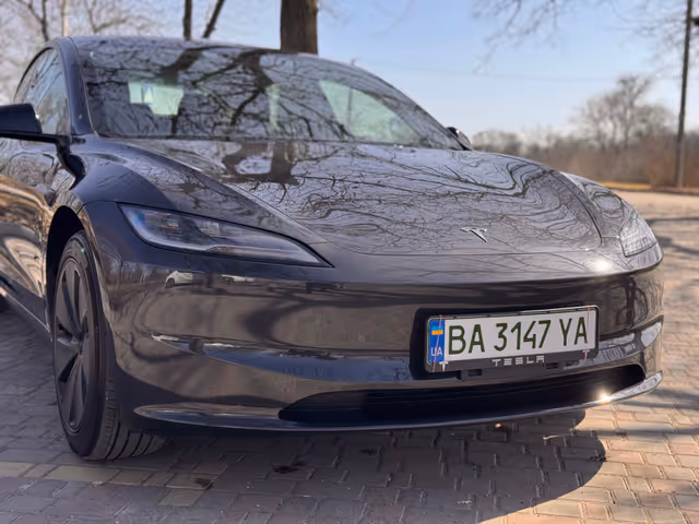 Tesla Model 3 - фото 1