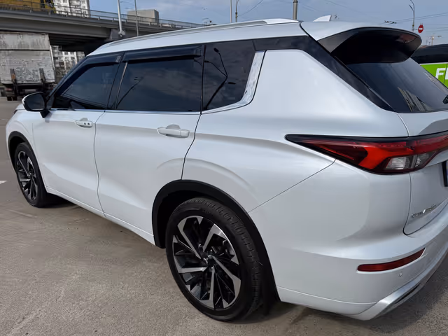 Mitsubishi Outlander - фото 3
