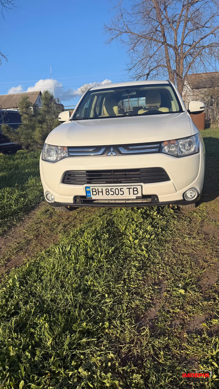 Mitsubishi Outlander - фото 1
