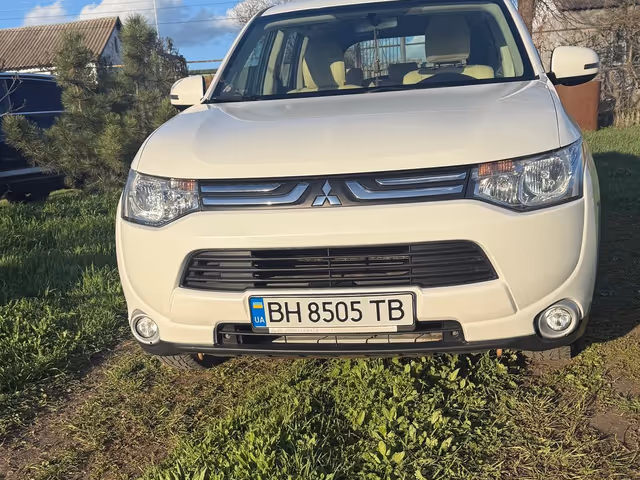 Mitsubishi Outlander - фото 1