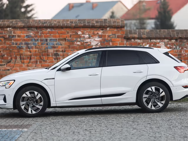 Audi e-tron - фото 3