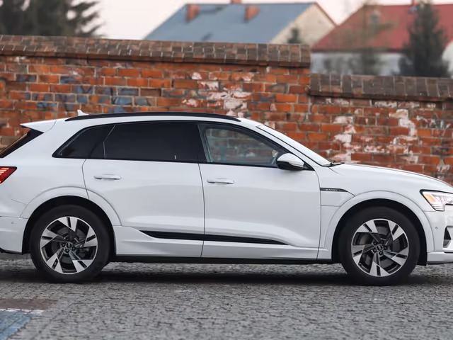 Audi e-tron - фото 4
