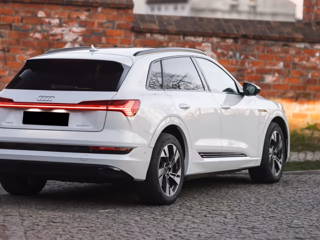 Audi e-tron - фото 5