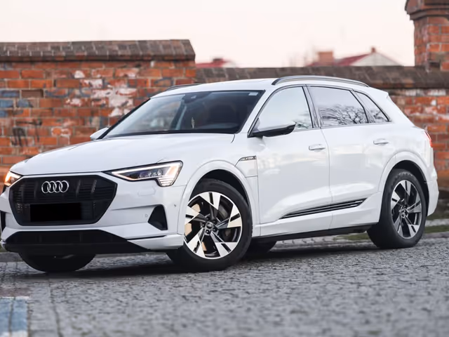 Audi e-tron - фото 1
