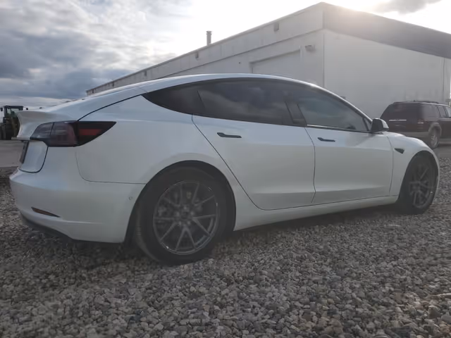 Tesla Model 3 - фото 5