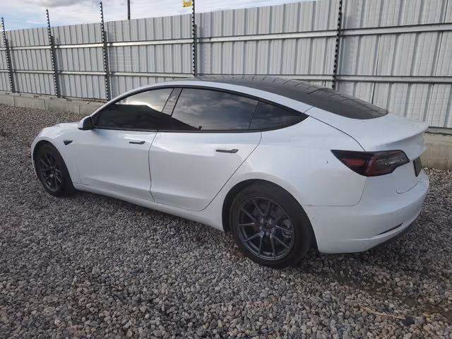 Tesla Model 3 - фото 4