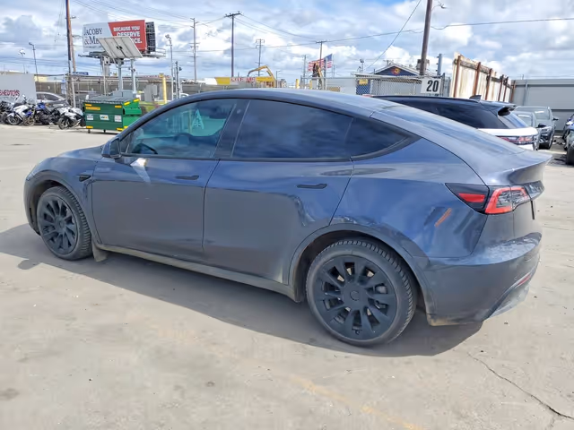Tesla Model Y - фото 4