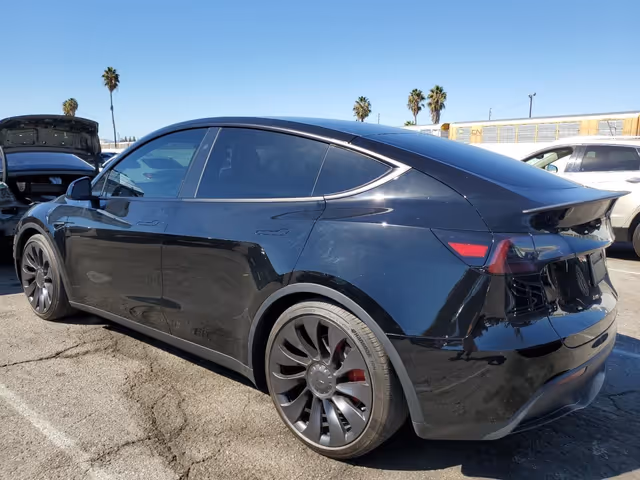 Tesla Model Y - фото 4