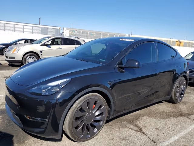 Tesla Model Y - фото 2