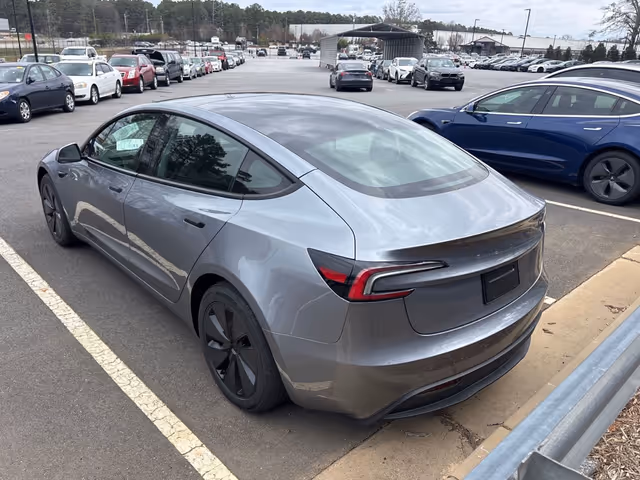 Tesla Model 3 - фото 2