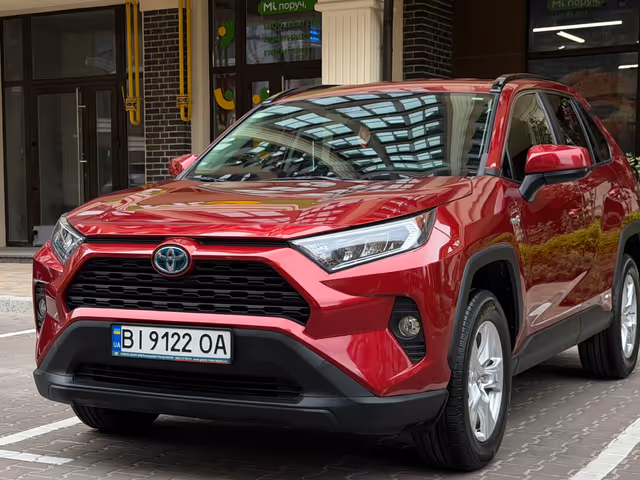 Toyota RAV4 - фото 1