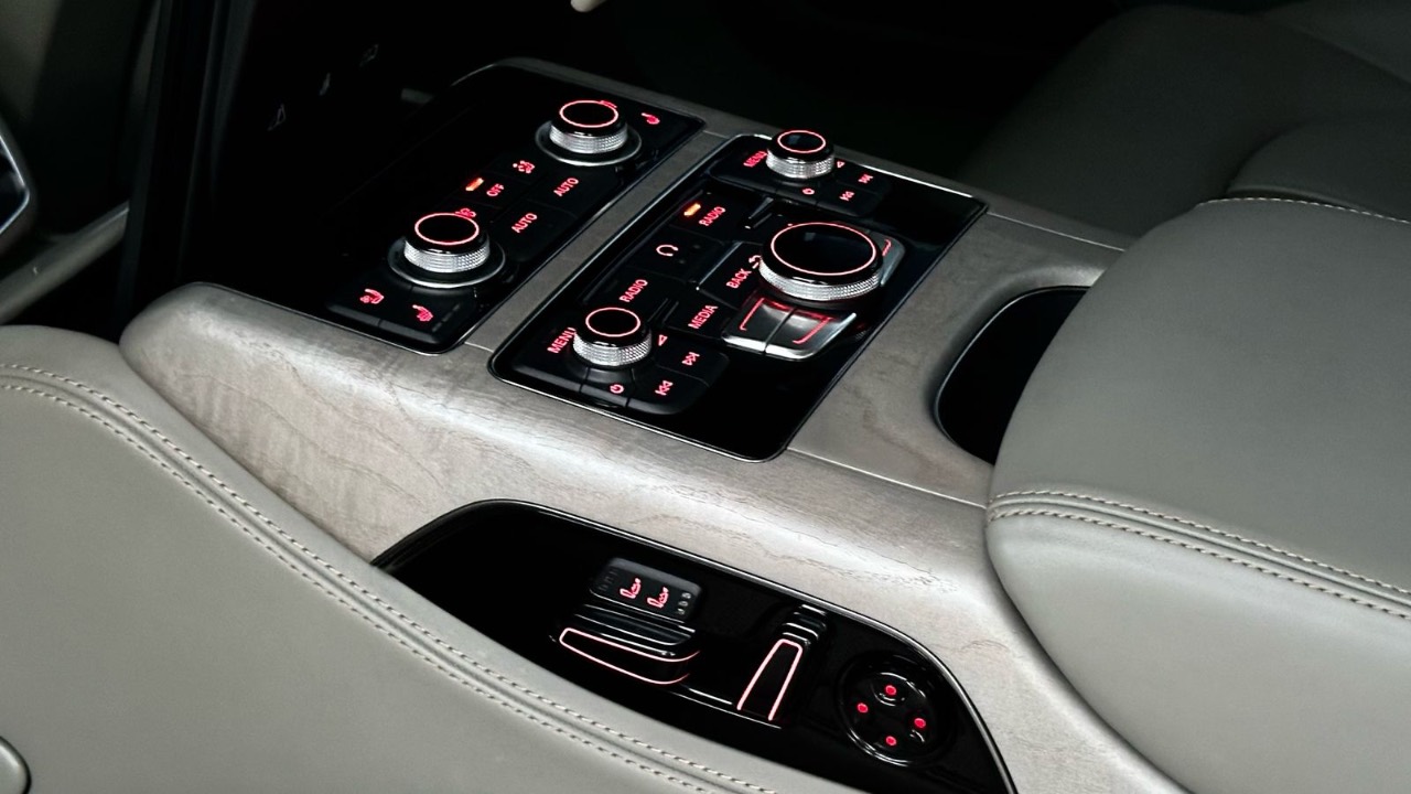 Audi A8 - фото 32