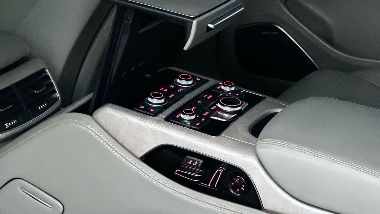 Audi A8 - фото 31