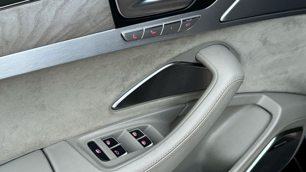 Audi A8 - фото 23