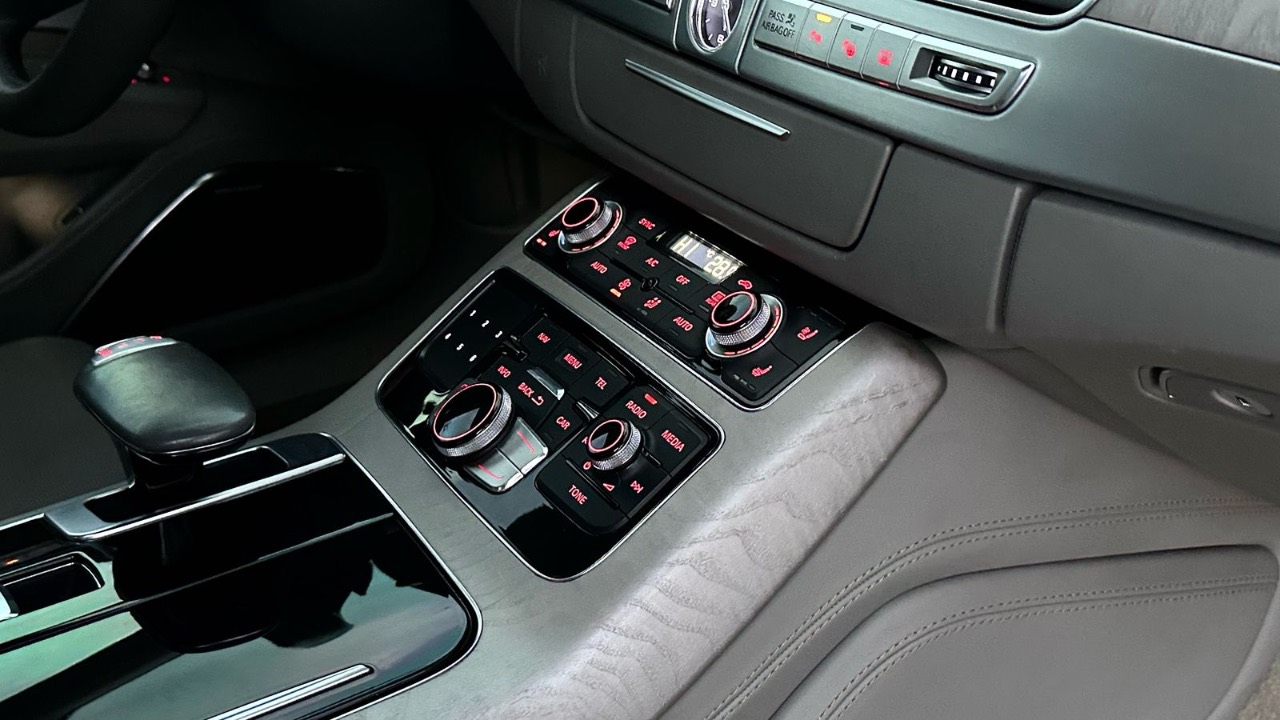 Audi A8 - фото 30