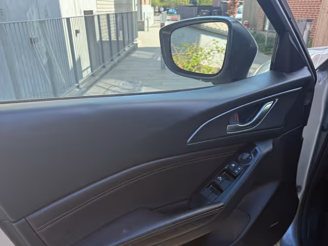 Mazda 3 - фото 4
