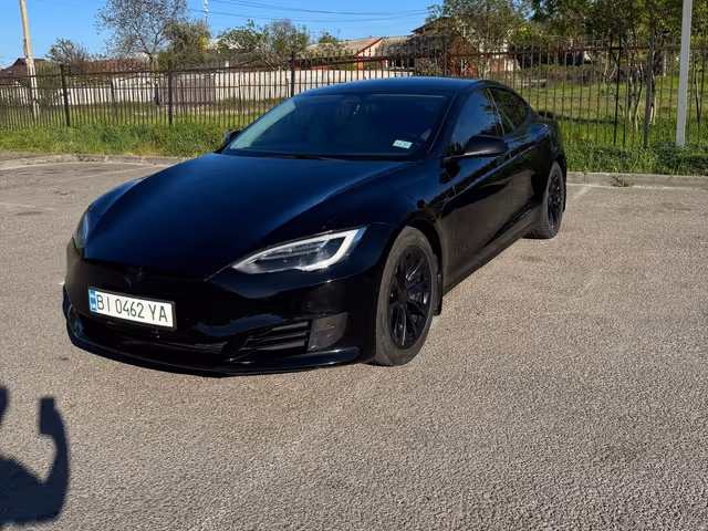 Tesla Model S - фото 1